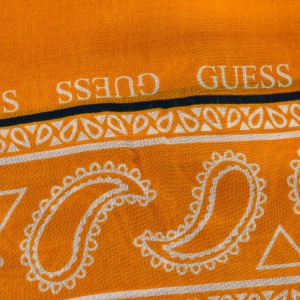 Pañuelo estampado con contornos deshilachados Guess AM8764MOD03 hombre Color: Naranja