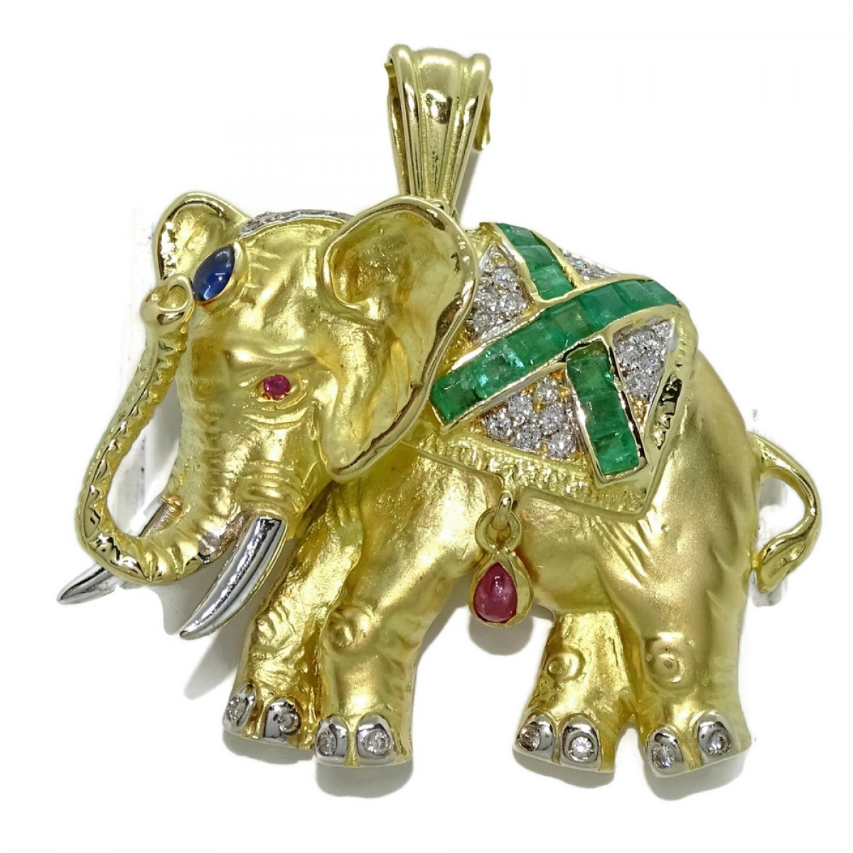 Elefante de oro amarillo de 18k con diamantes, zafiros, esmeraldas y rubíes. Never say never