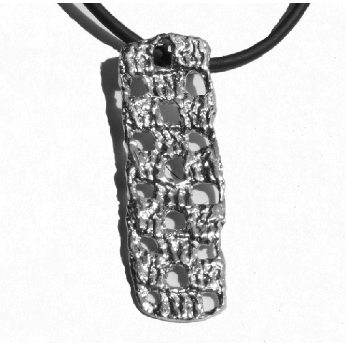 Pendant in silver in the Lucia collection. 6.5 x 2.2 cm FP C10 - P Fili Plaza FP C10-P