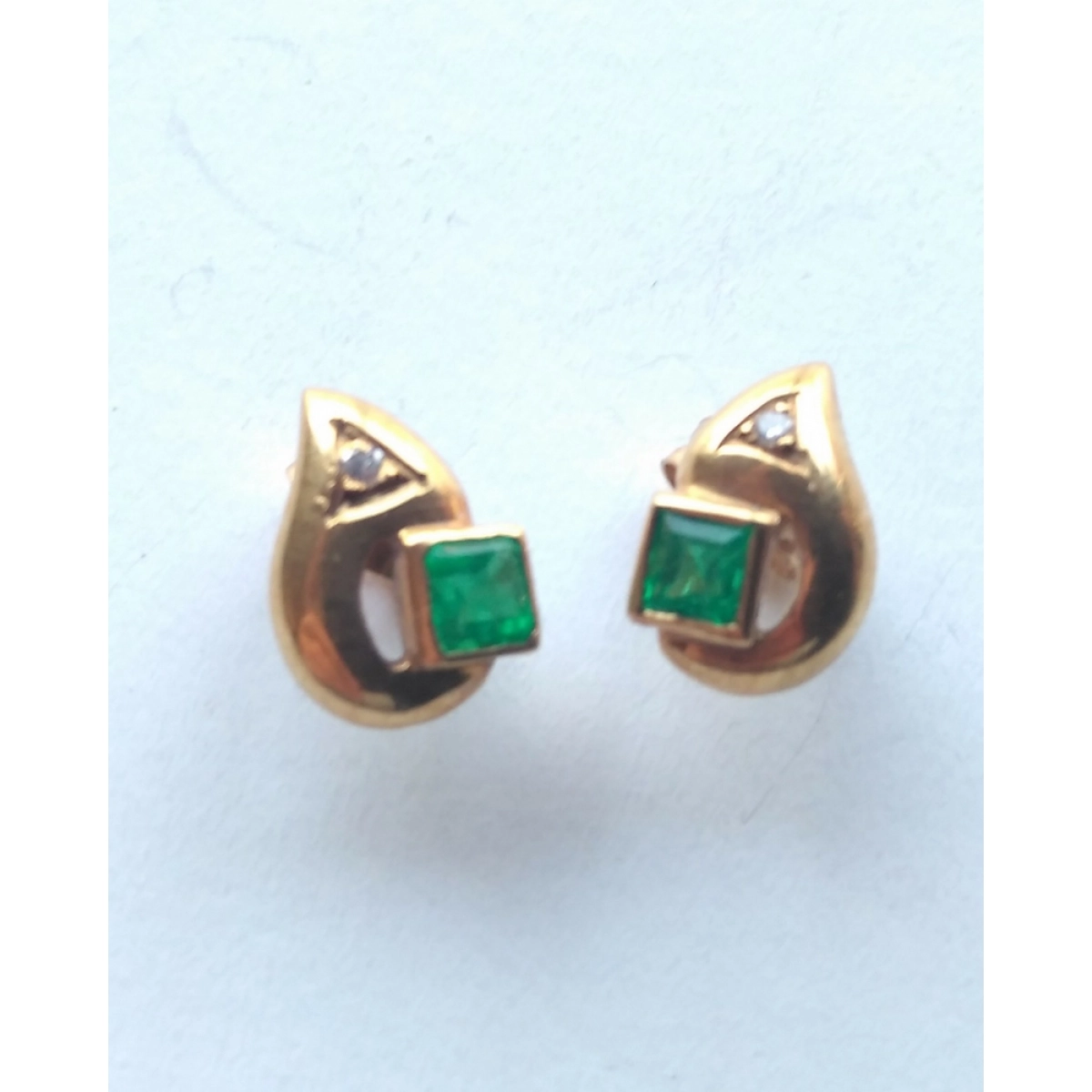OUTSTANDING EMERALD AND DIAMOND 18K GOLD