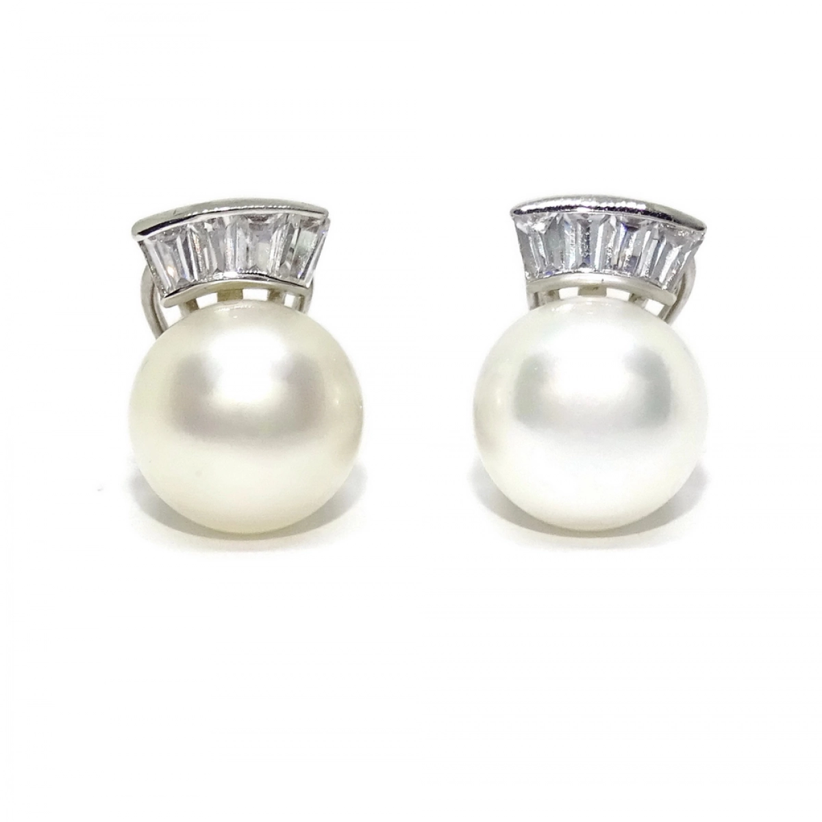 EARRINGS OF WHITE GOLD 18K WITH 8 ZIRCONS AND CULTURED PEARLS BOT�N 10MM NEVER SAY NEVER