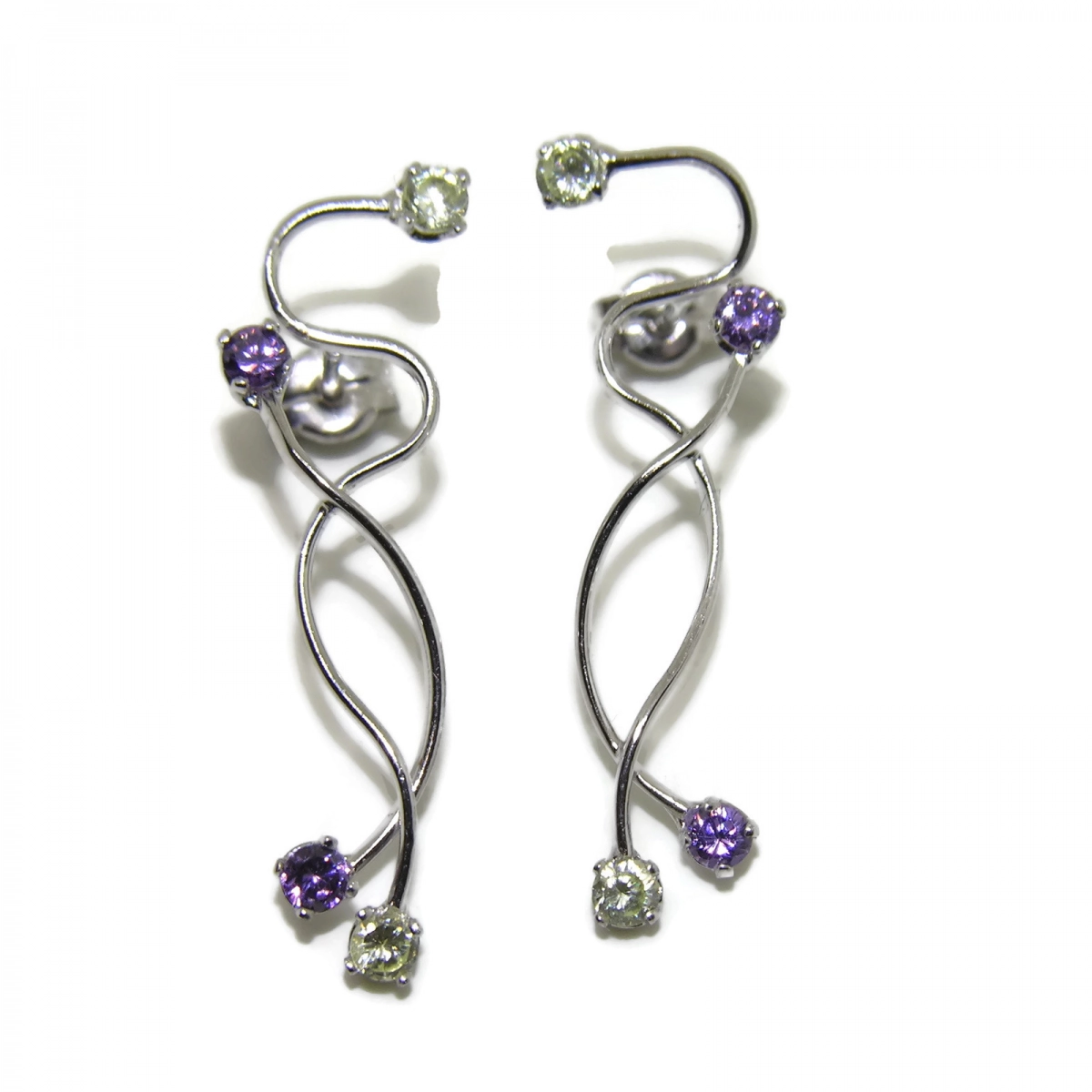 White gold earrings of 18ktes with fine stone of color. 3cm long Never say never
