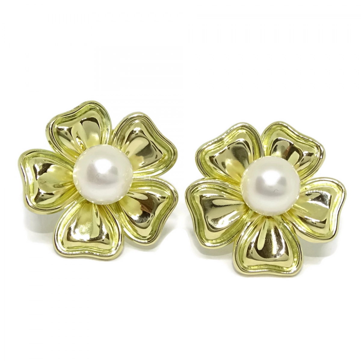 18k yellow gold earrings with 8mm cultivated pearl. Closure omega Never say never