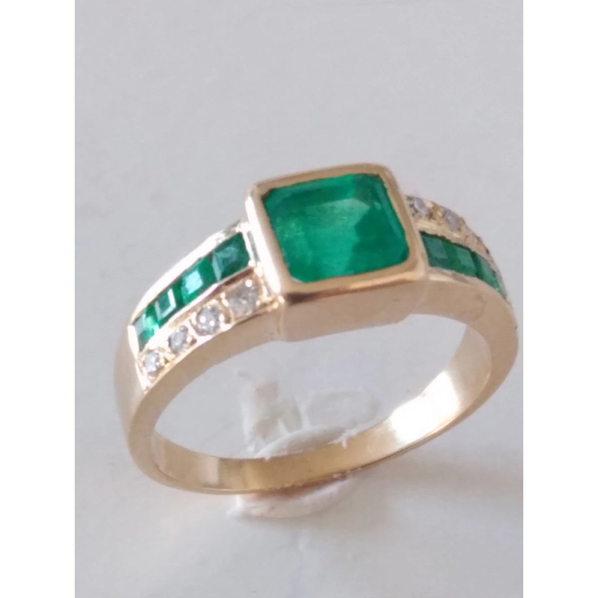RING EMERALD GOLDEN AND BRIGHT